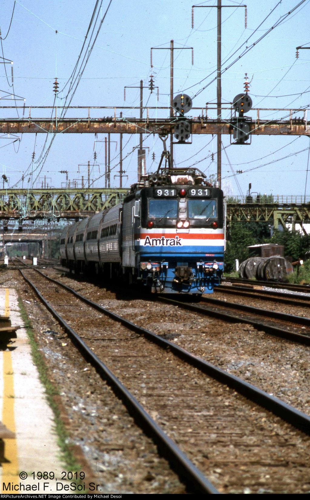 Amtrak AEM-7 # 931 leads an eastbound at Frankford unction